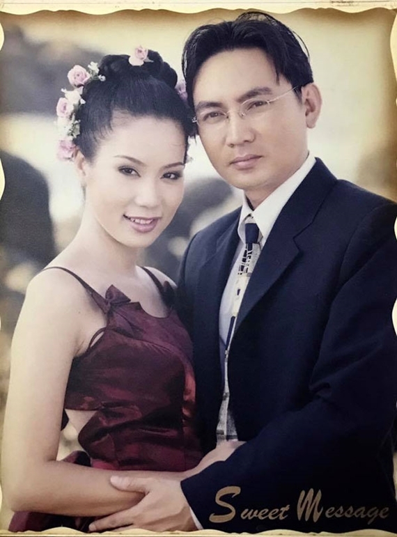 Trịnh Kim Chi lên xe hoa cùng doanh nhân Việt kiều Võ Trấn Phương vào tháng 9/2000. Ban đầu, nữ diễn viên và bạn đời là bạn bè. Trải qua hơn một năm tìm hiểu, cặp đôi quyết định gắn bó dài lâu vì cảm nhận tình cảm chân thành dành cho nhau.
