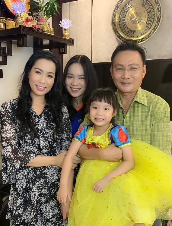 Trịnh Kim Chi đón tuổi mới bên chồng và hai con. Ở tuổi 47, cô có cuộc sống viên mãn cả về sự nghiệp lẫn hôn nhân.
