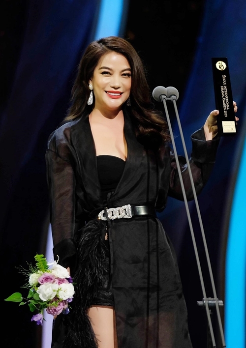 Trương Ngọc Ánh được xướng tên trong hạng mục Ngôi sao châu Á. Trong khoảnh khắc lên sân khấu nhận giải thưởng đầy vinh dự, nữ nghệ sĩ đa tài không giấu được sự xúc động.