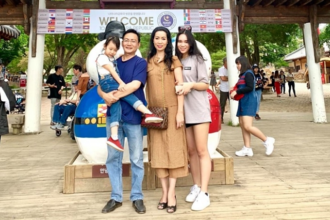 Á hậu Việt Nam 1994 chia sẻ, vợ chồng cô hâm nóng tình cảm, giữ lửa hôn nhân bằng những chuyến du lịch cùng nhau. Hồi tháng 6/2019, gia đình nữ diễn viên đi Hàn Quốc mừng sinh nhật hai con gái.