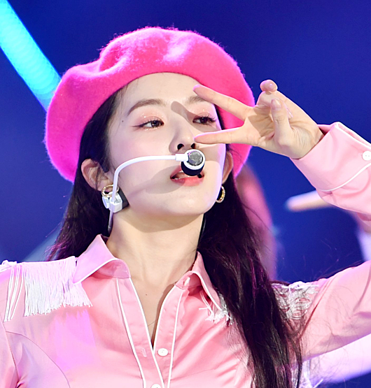Red Velvet vừa có sân khấu comeback với ca khúc Umpah Umpah tại chương trình The Show ngày 27/8. Trong các thành viên, Irene là nhân vật gây chú ý nhất. Cô nàng mặc áo sơmi mix mini skirt màu hồng phấn trẻ trung, kết hợp mũ beret tông hot pink vô cùng rực rỡ.