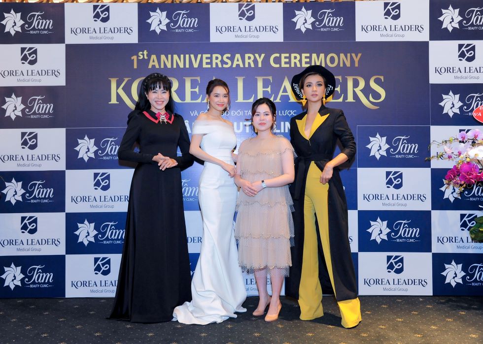 Nhã Phương, Kim Tuyến rạng rỡ đến chúc mừng tiệc sinh nhật tròn 1 tuổi của Korea Leaders