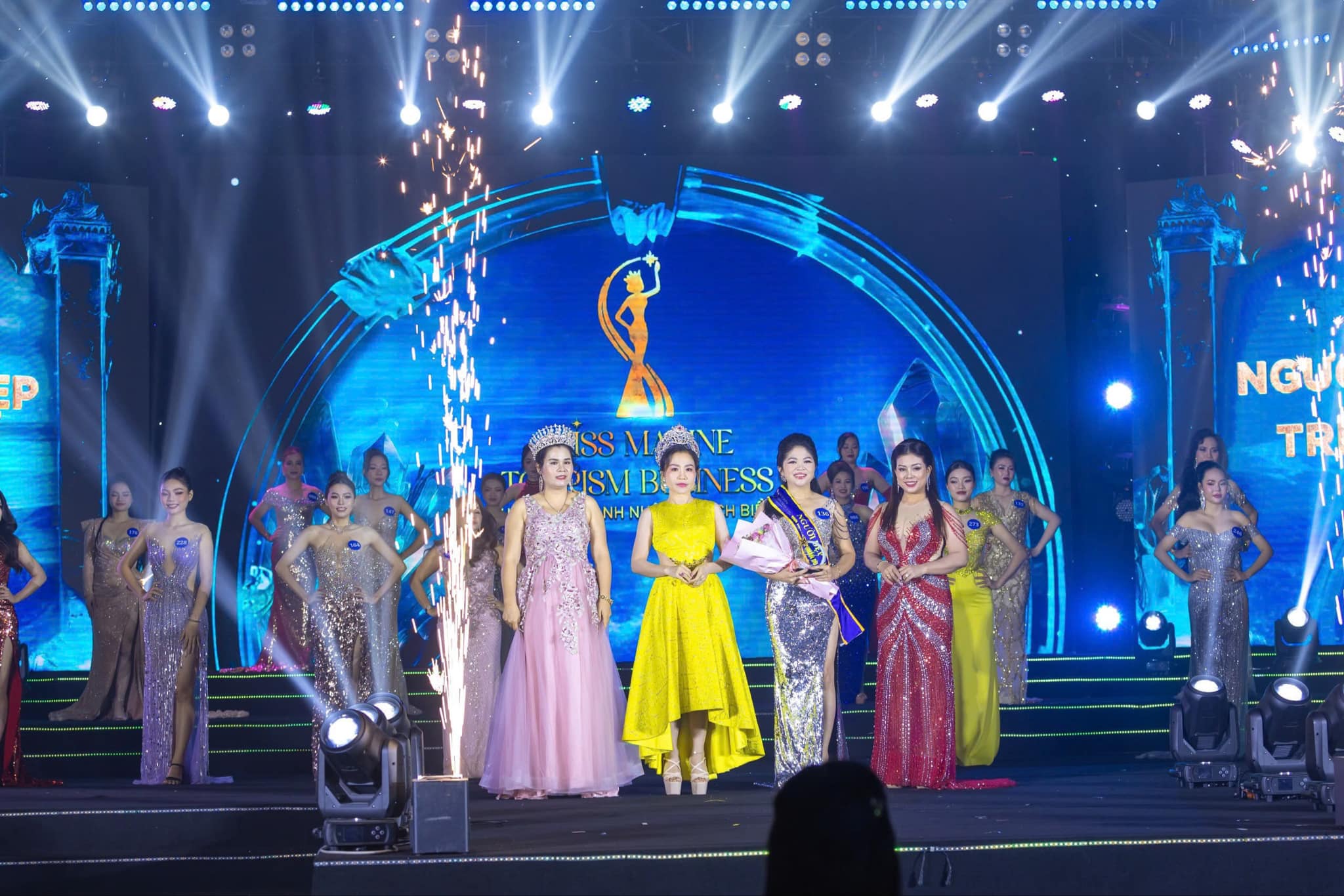 Giám Đốc Hằng Nga Yến Sào Nguyễn Thị Hằng trao giải Người Phụ Nữ Trí Tuệ Tại Hoa Hậu Doanh Nhân Du Lịch Biển 2024