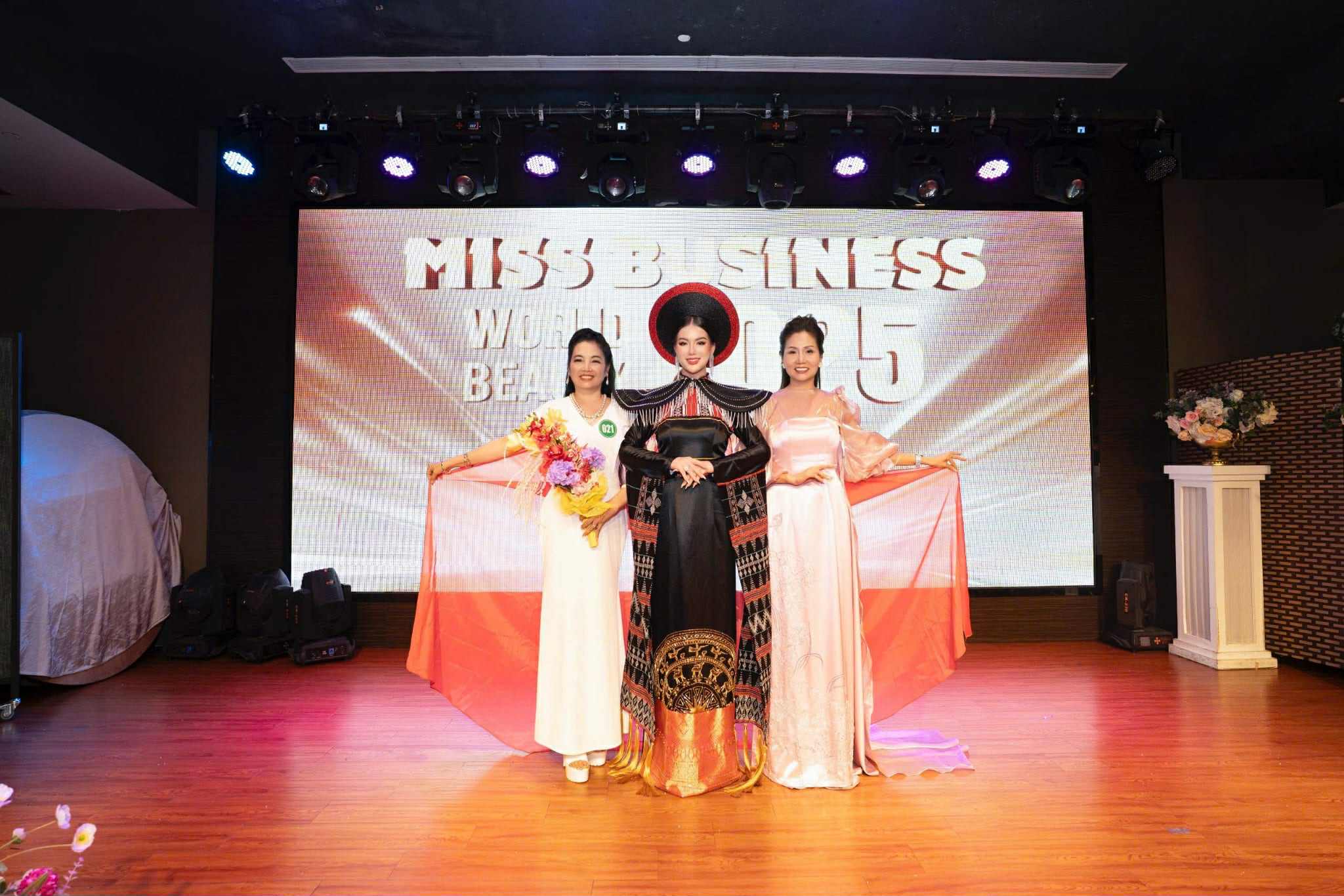 Doanh nhân Sùng Thị Mai được vinh danh “Người đẹp Áo dài” tại Miss Business World Beauty 2025